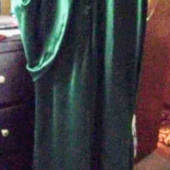 Green dress - Picture 2 of 2